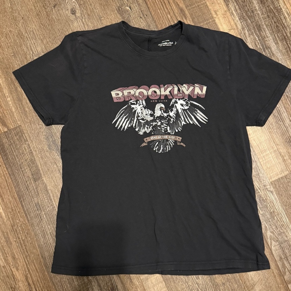 Abercrombie & Fitch Black Short Sleeve Graphic Tee - 100% cotton - size L